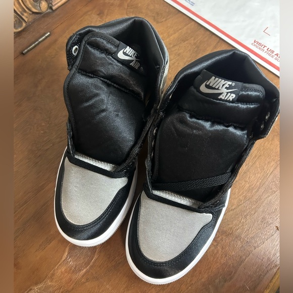 NIB Women’s Air Jordan 1 Retro HI OG, Size 5 - Picture 5 of 7